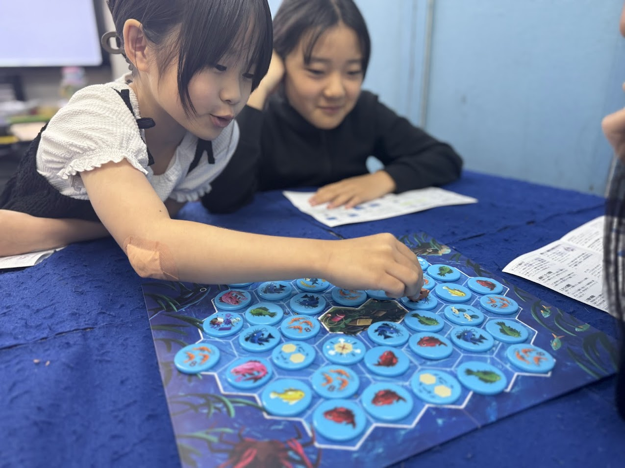 ボードゲームで考えるDGサマースクールの様子